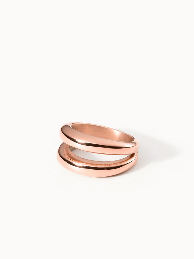 Roségoldener Ring mit geschwungenem Design von PURELEI, elegant und modern.