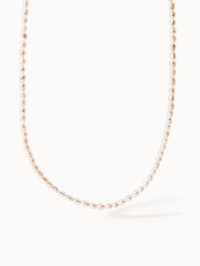 Zarte Perlenkette in sanften Rosé- und Cremetönen von PURELEI, elegant und feminin.