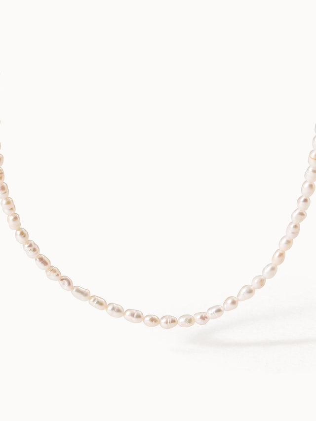 Zarte Perlenkette in sanften Rosétönen von PURELEI, elegant und feminin.