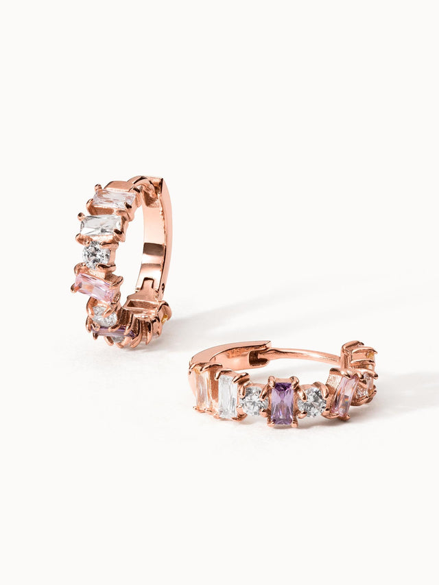 Roségoldene Creolen mit funkelnden Steinen von PURELEI, elegant und feminin.