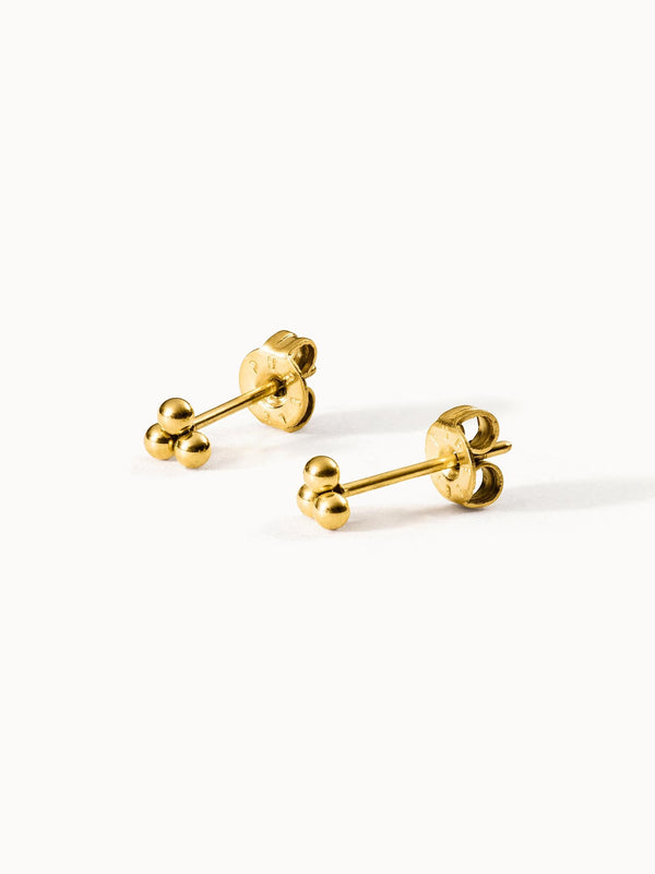 Goldene PURELEI Ohrstecker mit minimalistischer Kugeldesign, elegant und zeitlos.