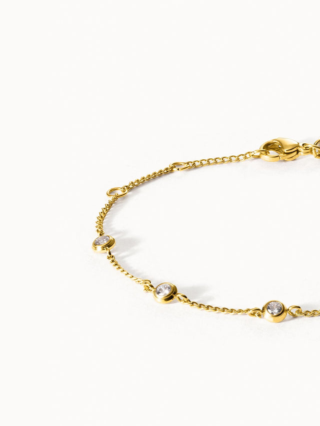 Goldenes Armband mit funkelnden Steinen, elegant und feminin – PURELEI.