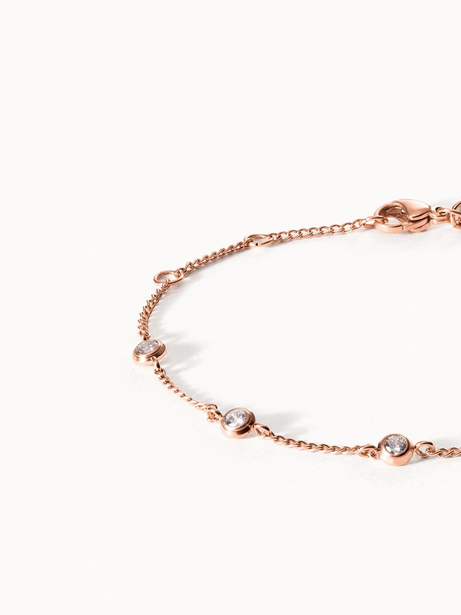 Roségoldenes Armband mit funkelnden Steinen, elegant und feminin, von PURELEI.