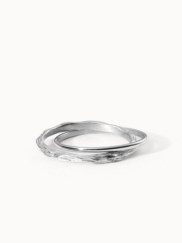 Silberner Ring mit Wellenstruktur von PURELEI, elegant und modern.
