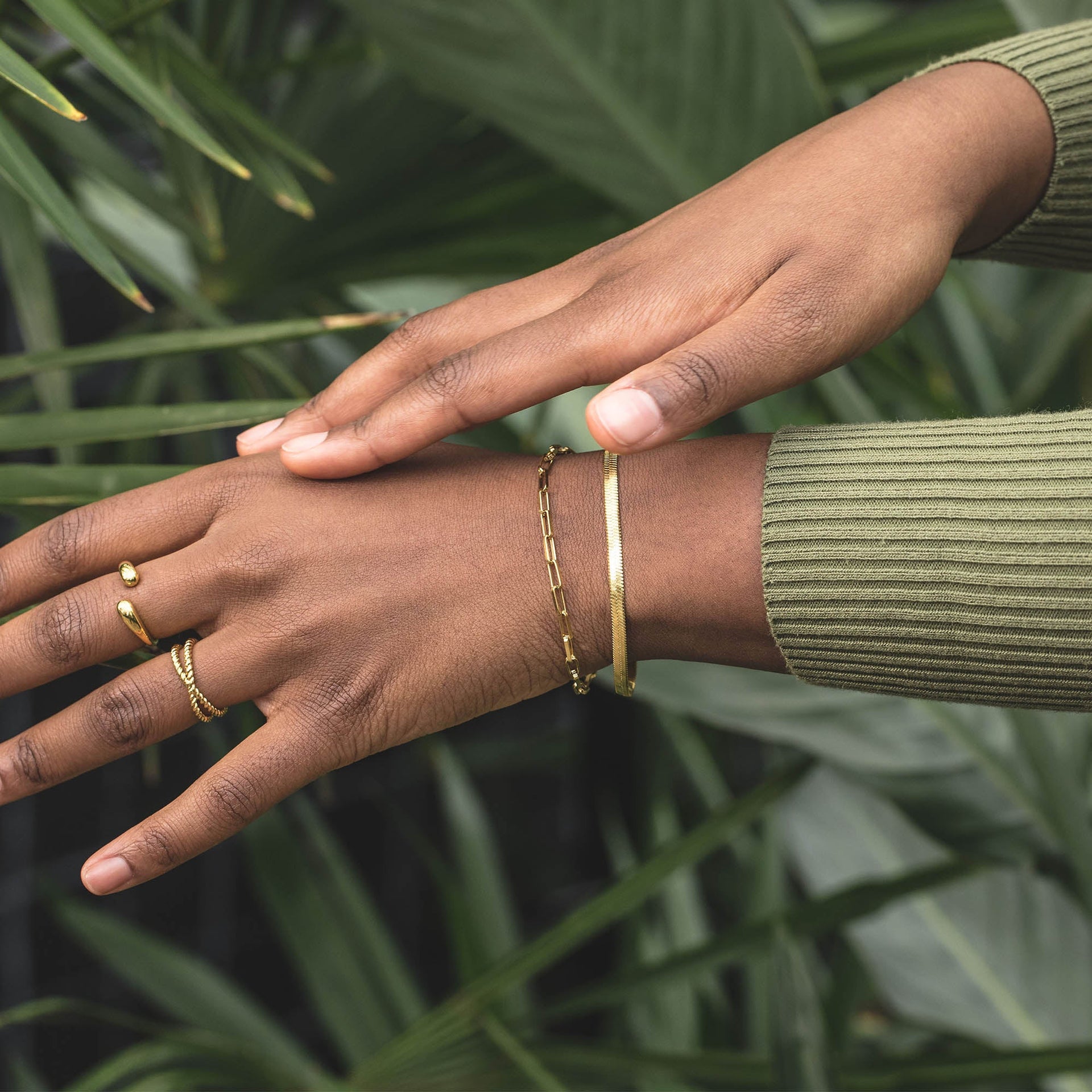 PURELEI Waina Armband aus 18K Goldvergoldetem Edelstahl, zart am Handgelenk, elegant und feminin im Naturkontext.