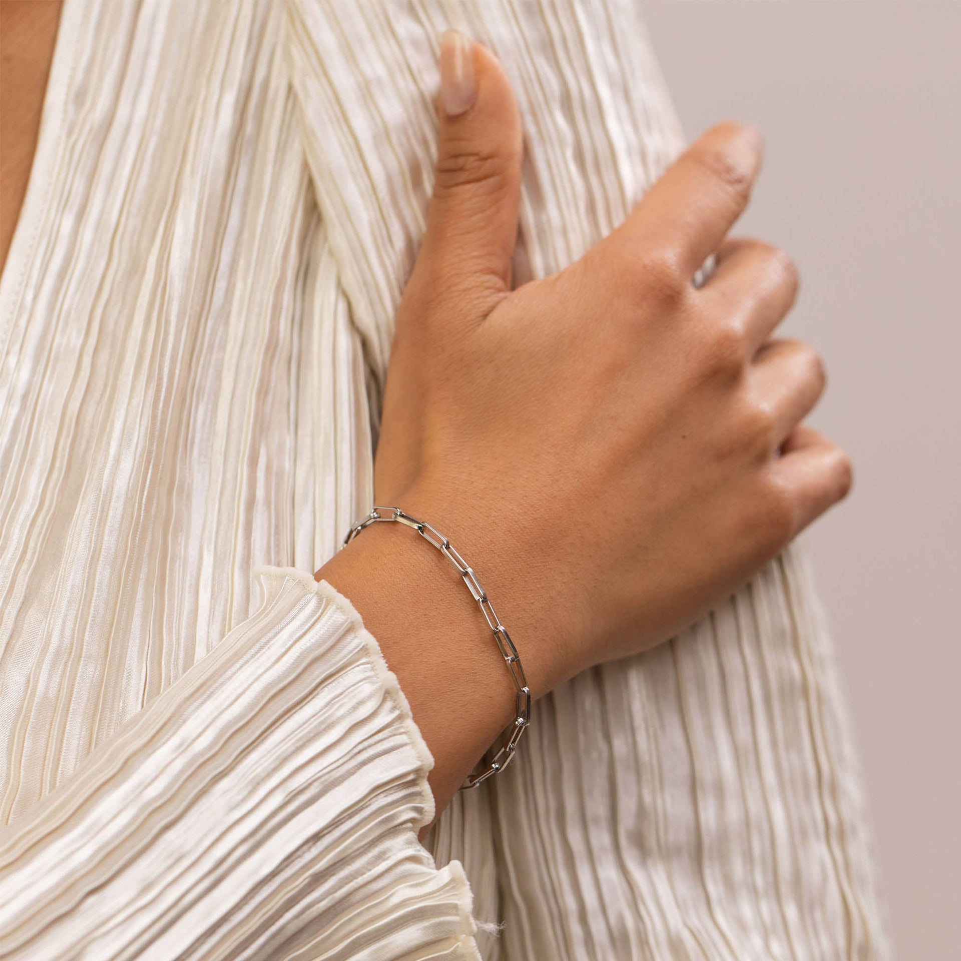 PURELEI Waina Armband aus nickelfreiem Silber mit filigraner Kettenstruktur am Handgelenk, elegant und zeitlos.