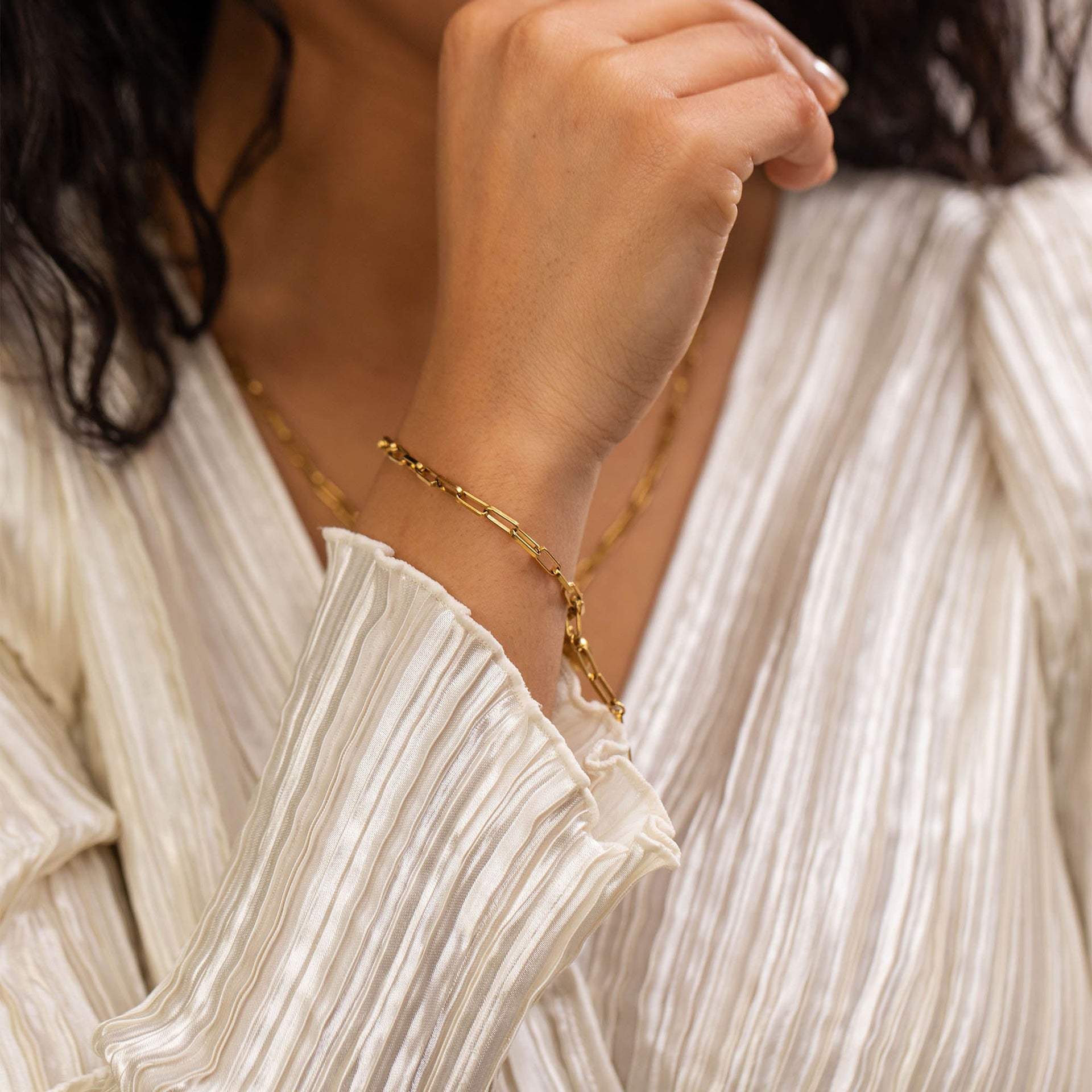 PURELEI Waina Armband in 18K Gold, filigrane Gliederkette am Handgelenk, elegant und feminin getragen.