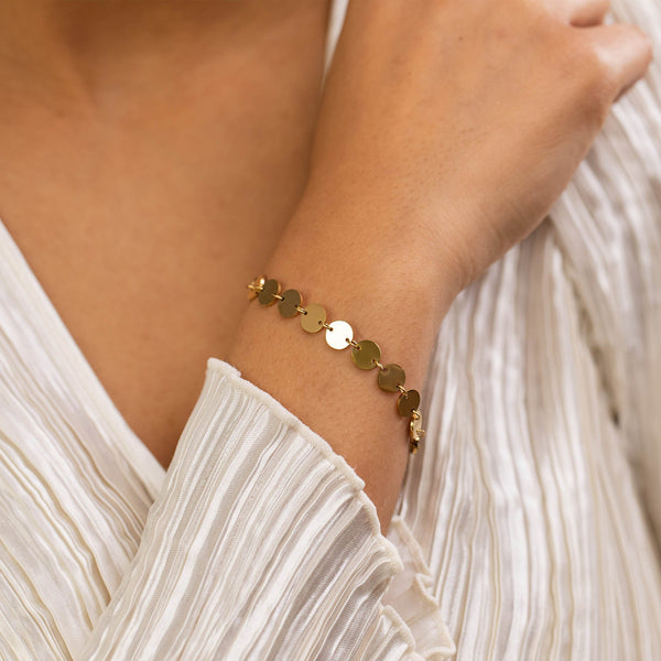Kalani Armband von PURELEI, goldfarben mit kleinen Plättchen, elegant am Handgelenk, inspiriert von hawaiianischer Leichtigkeit.