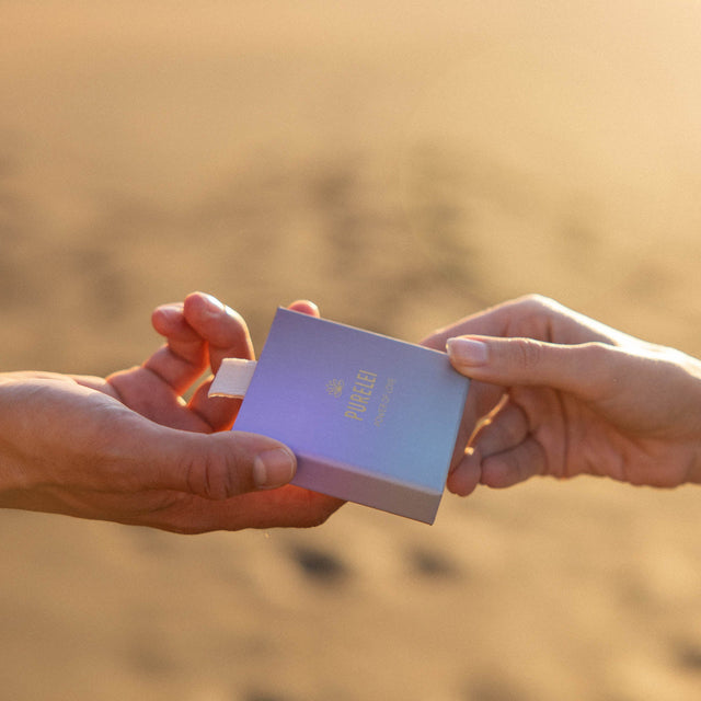 PURELEI Endless Love Armband in 18K Roségold mit herzförmigen Gliedern und Zirkonia, elegant am Arm getragen.