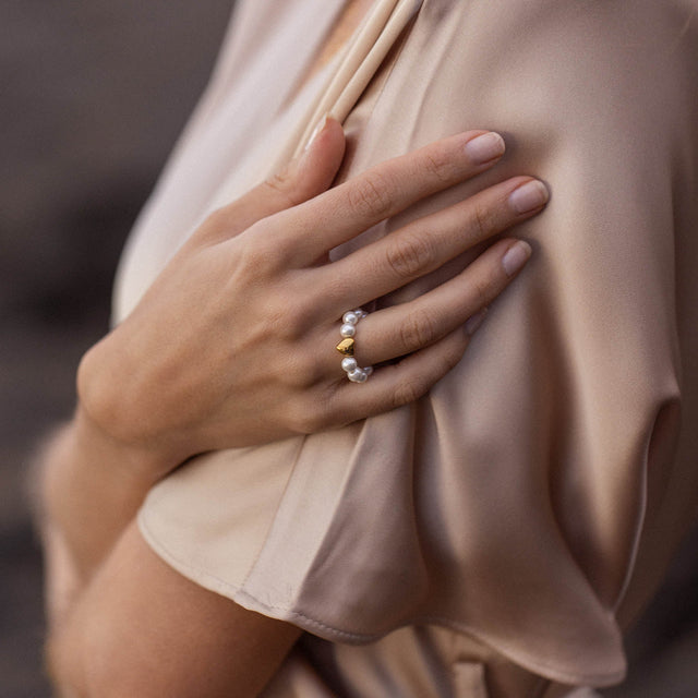 Anmutiger Anxiety Lovely Ring mit Muschelperlen und goldenem Herz, getragen an zarter Hand, PURELEI feminine Eleganz.