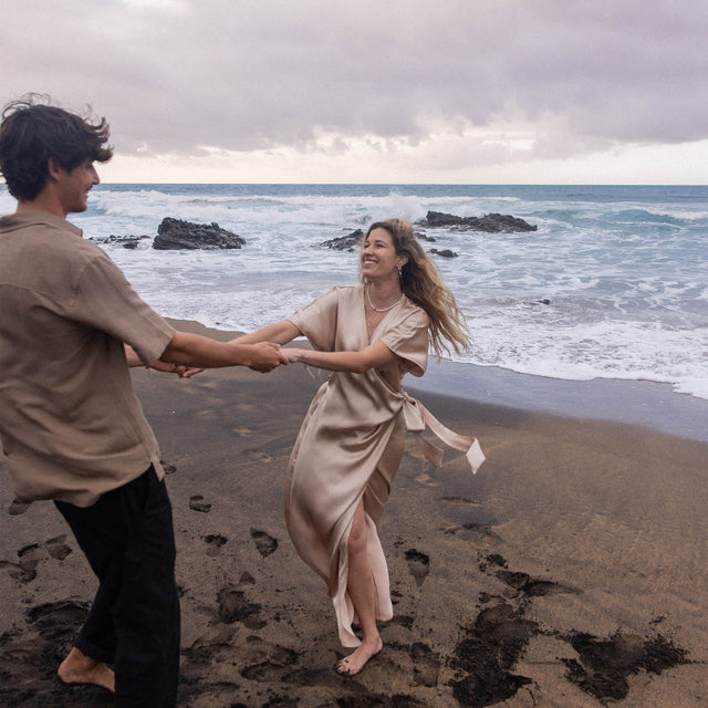 Lovely Kette von PURELEI mit Perlenmix und Herzanhänger, getragen am Strand, feminin und natürlich elegant.
