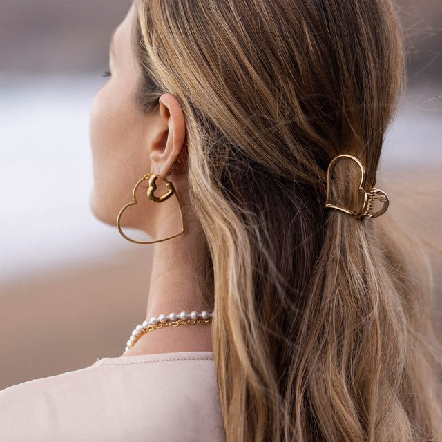 Big Love Haarklammer aus goldener Zinklegierung, herzförmig, elegant im Haar getragen von PURELEI
