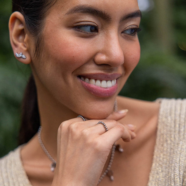 Elegante PURELEI Ohrringe und Ringe aus Silber, strahlend und feminin in natürlicher Umgebung.