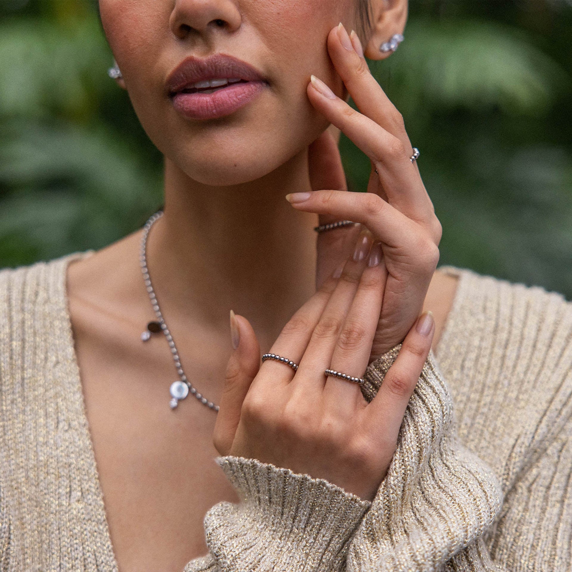 Elegante PURELEI Schmuckstücke in Silber, getragen von einer Frau in natürlicher Umgebung.