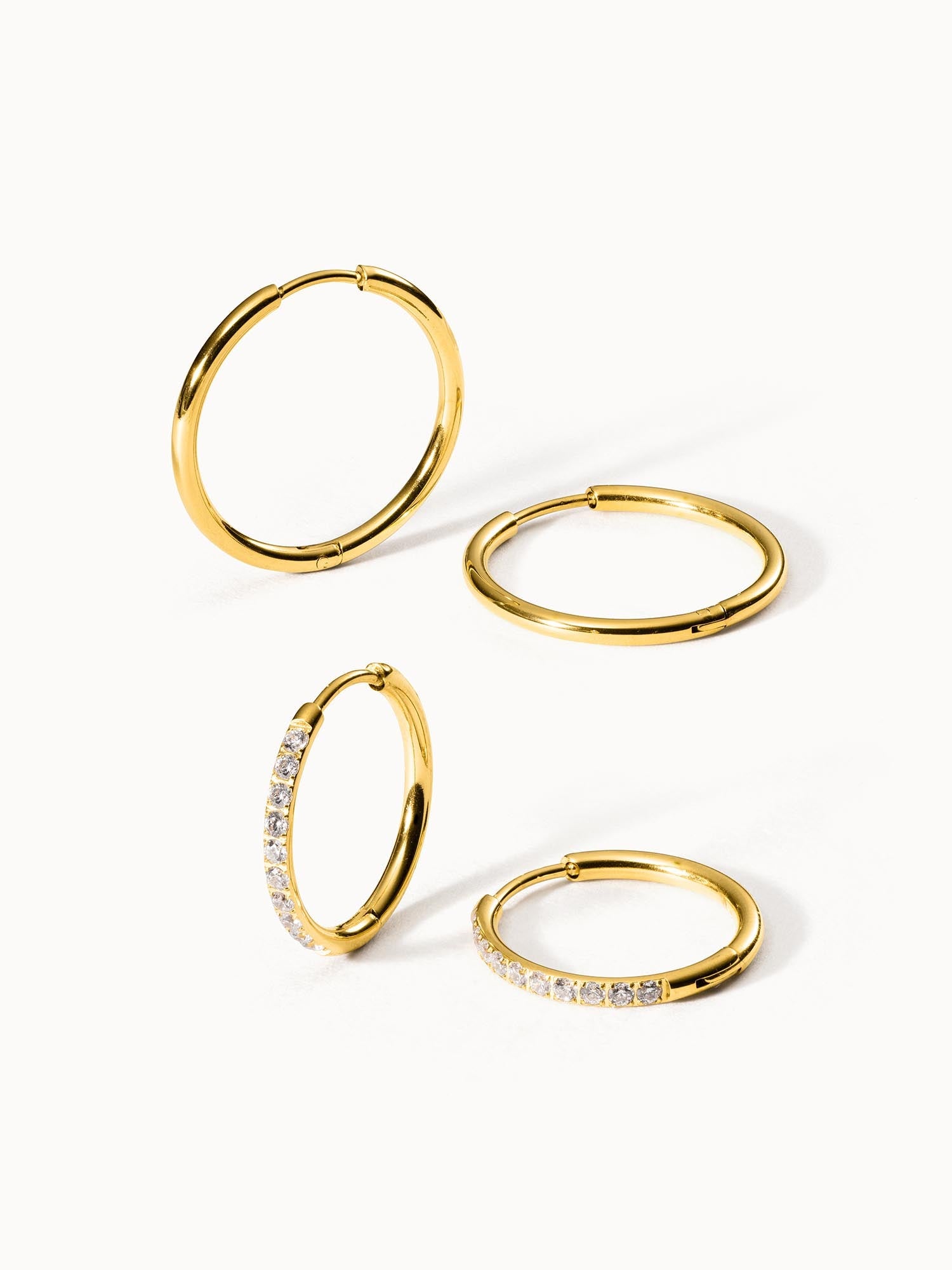 Goldene Creolen mit funkelnden Steinen, PURELEI, elegant und feminin.