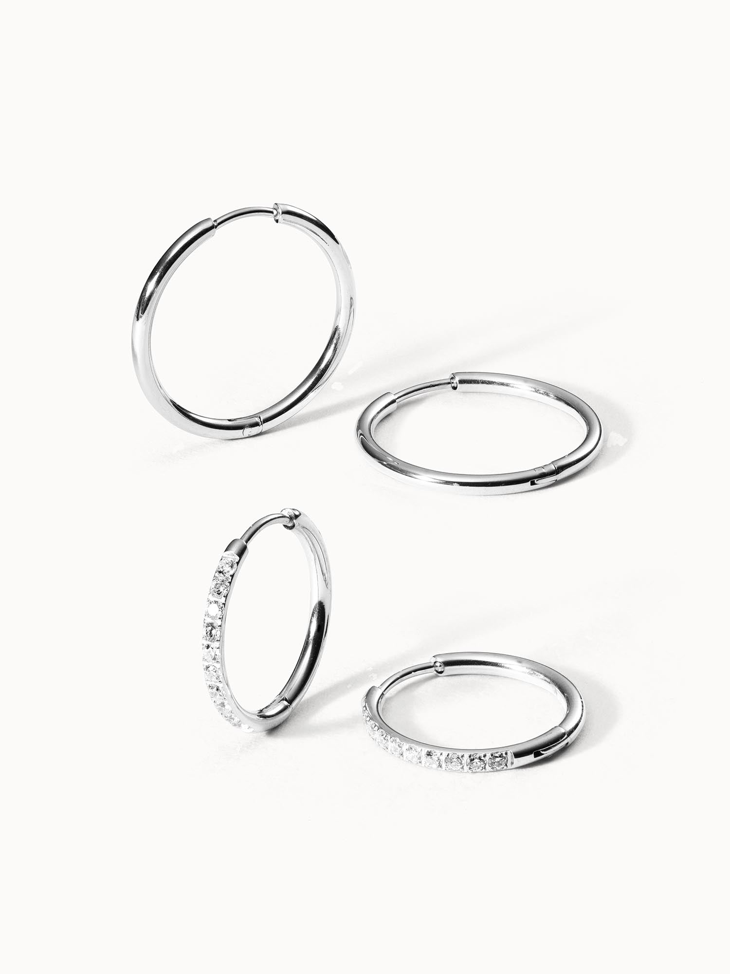 Silberne Creolen mit funkelnden Zirkonia von PURELEI, elegant und modern.