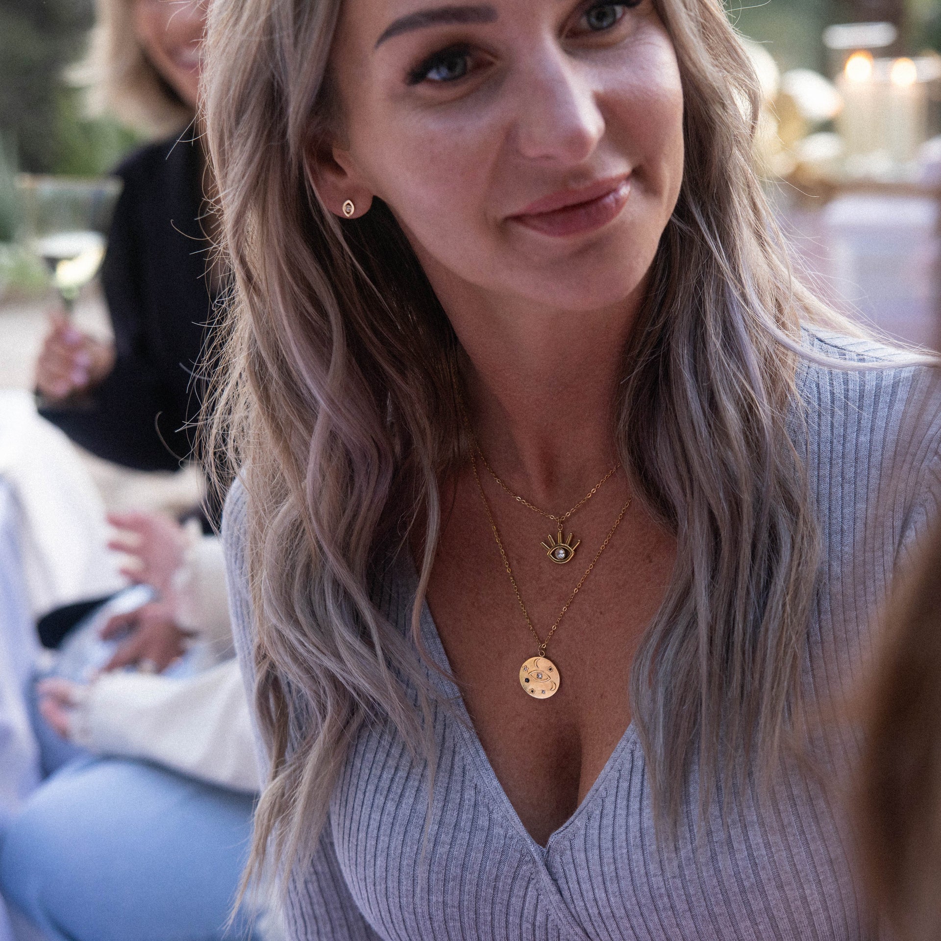 PURELEI Mahina Club Universe goldene Edelstahlketten mit Auge- und Coin-Anhänger, elegant und feminin getragen