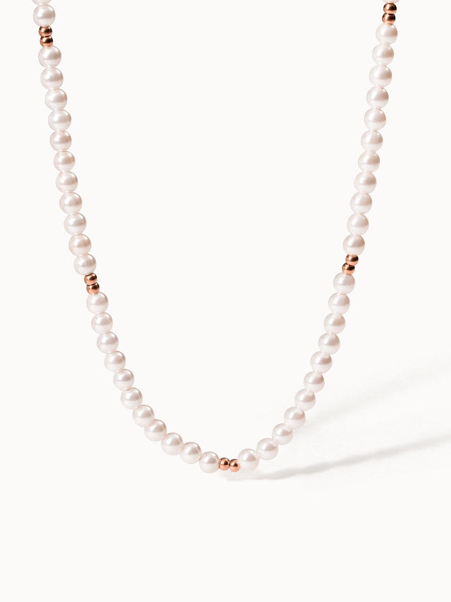 Perlenkette mit roségoldenen Akzenten von PURELEI, elegant und feminin.