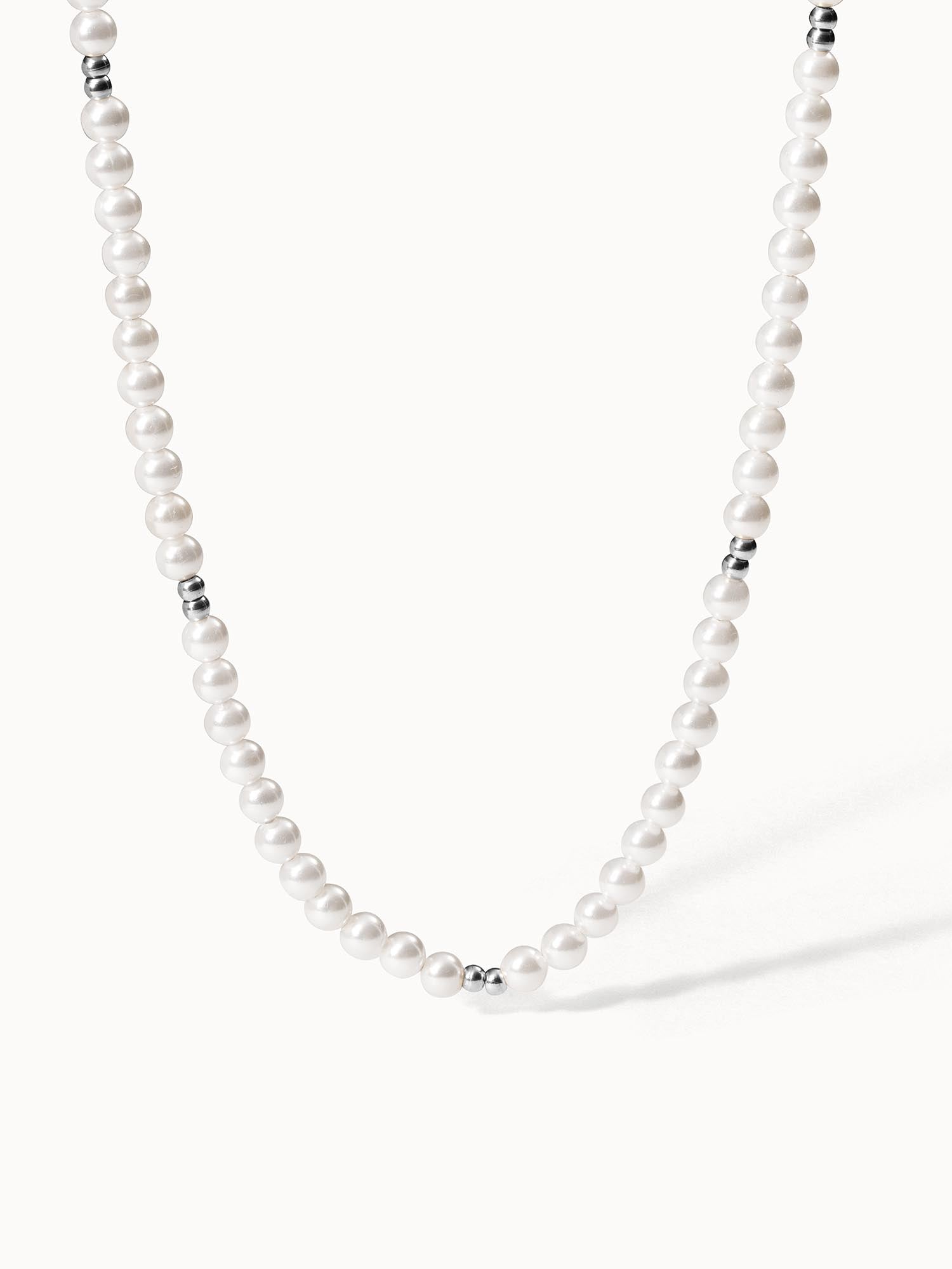 Perlenkette mit silbernen Akzenten, elegant und zeitlos, von PURELEI.