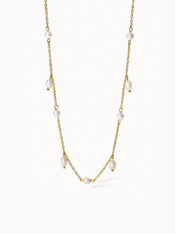 Goldene Kette mit Perlen von PURELEI, elegant und feminin.