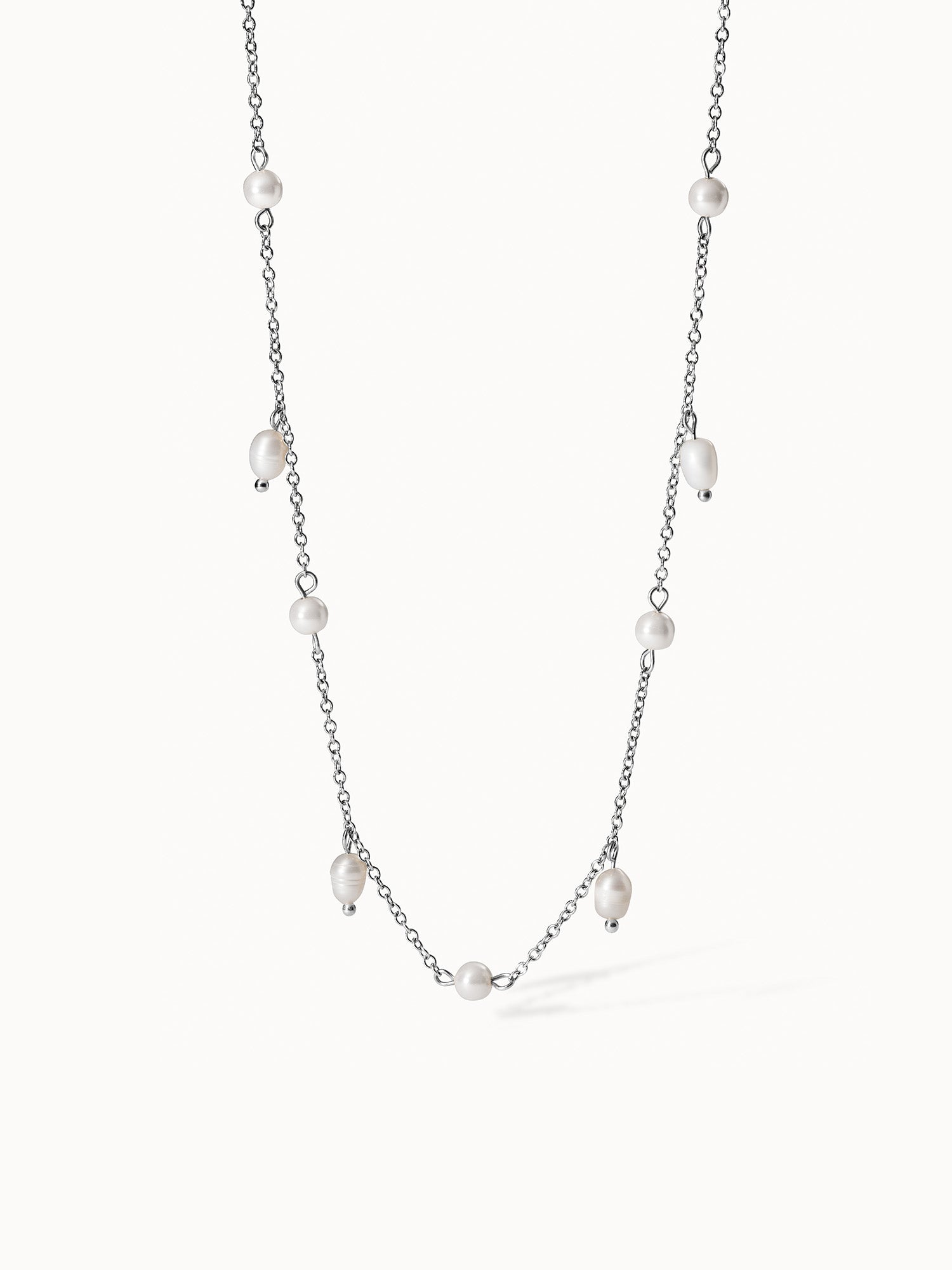 Silberne Kette mit Perlen von PURELEI, elegant und feminin.