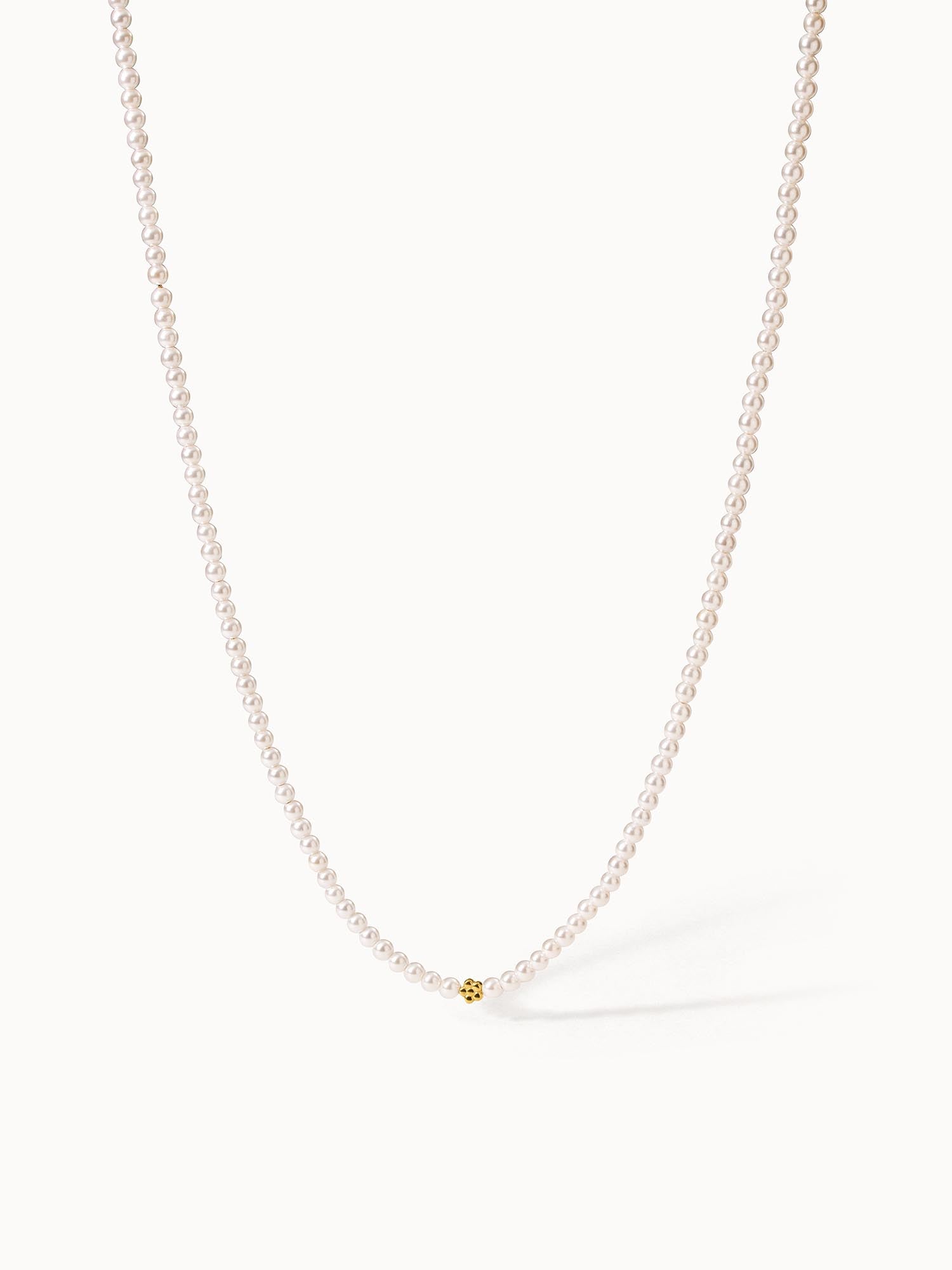 Perlenkette mit goldenem Detail, elegant und feminin, von PURELEI.