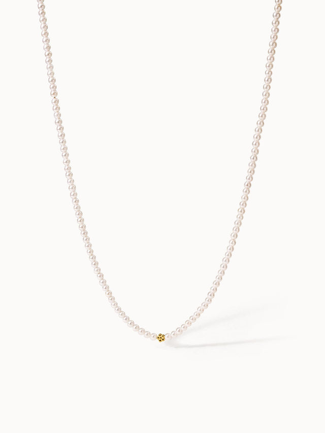 Perlenkette mit goldenem Detail, elegant und feminin, von PURELEI.