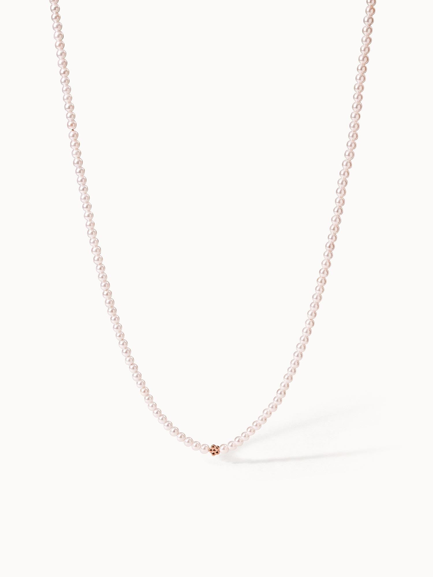 Zarte, roséfarbene Perlenkette mit goldener Akzentperle von PURELEI, elegant und feminin.