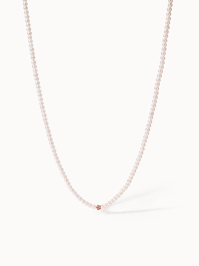 Zarte, roséfarbene Perlenkette mit goldener Akzentperle von PURELEI, elegant und feminin.