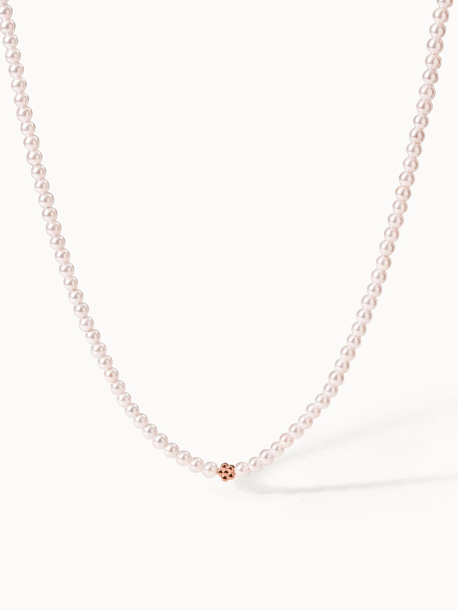 Zarte Perlenkette mit roségoldener Akzentperle von PURELEI, elegant und feminin.