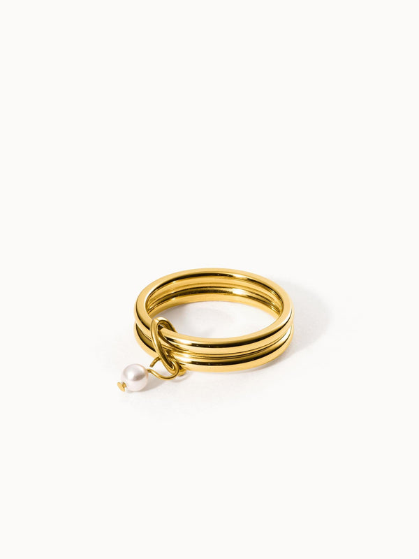 Goldener Ring mit Perle von PURELEI, elegant und modern im Design.
