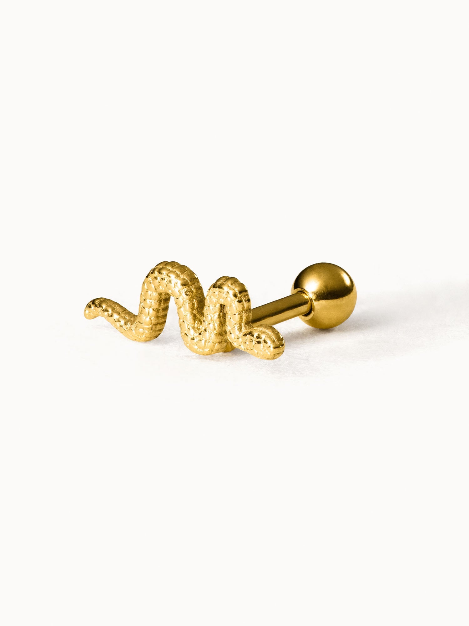 Goldener Snake-Stud von PURELEI mit strukturiertem Design, elegant und verspielt.