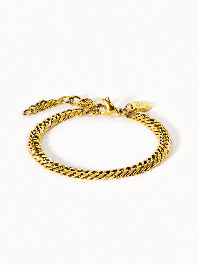Goldenes Armband mit gedrehtem Design von PURELEI, elegant und zeitlos.