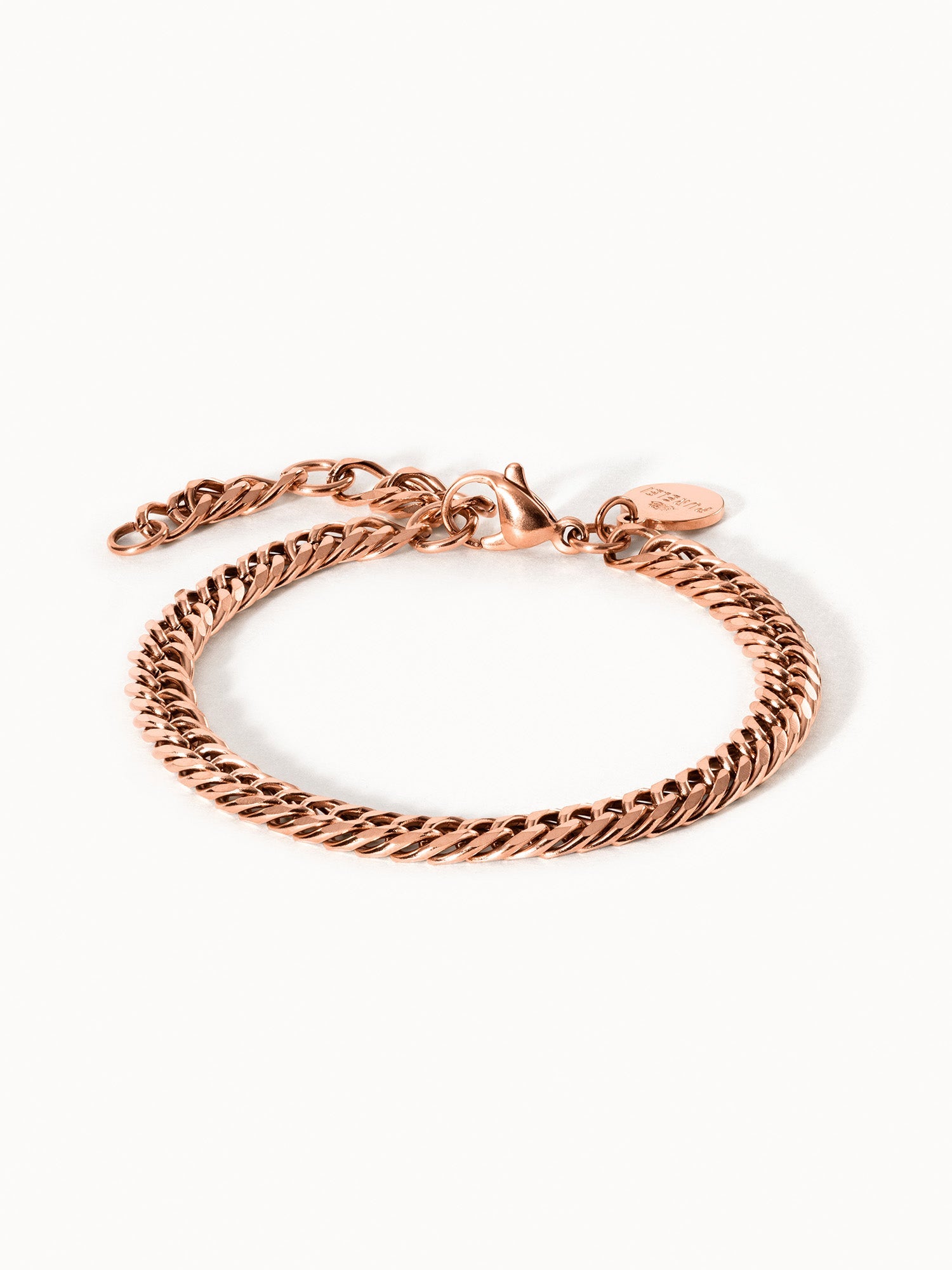 Roségoldenes Armband mit geflochtenem Design von PURELEI, elegant und feminin.