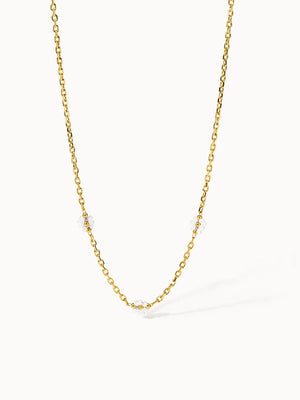 Goldene Kette mit blütenförmigen Details von PURELEI, elegant und feminin.