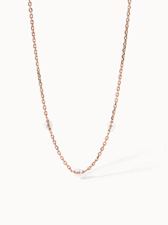 Roségoldene Kette mit blütenförmigen Anhängern von PURELEI, elegant und feminin.