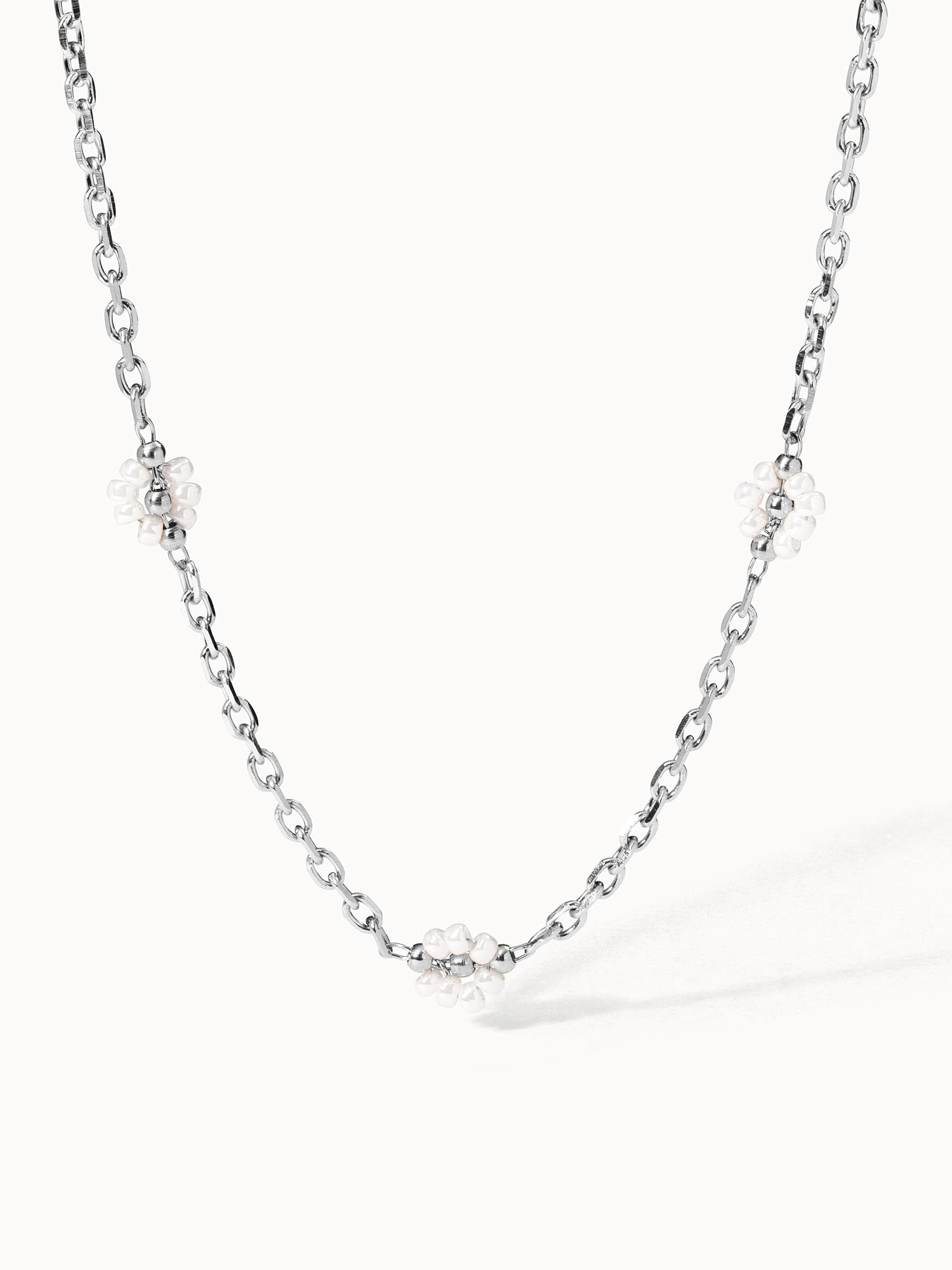 Silberne Kette mit weißen Perlen-Details von PURELEI, elegant und modern.