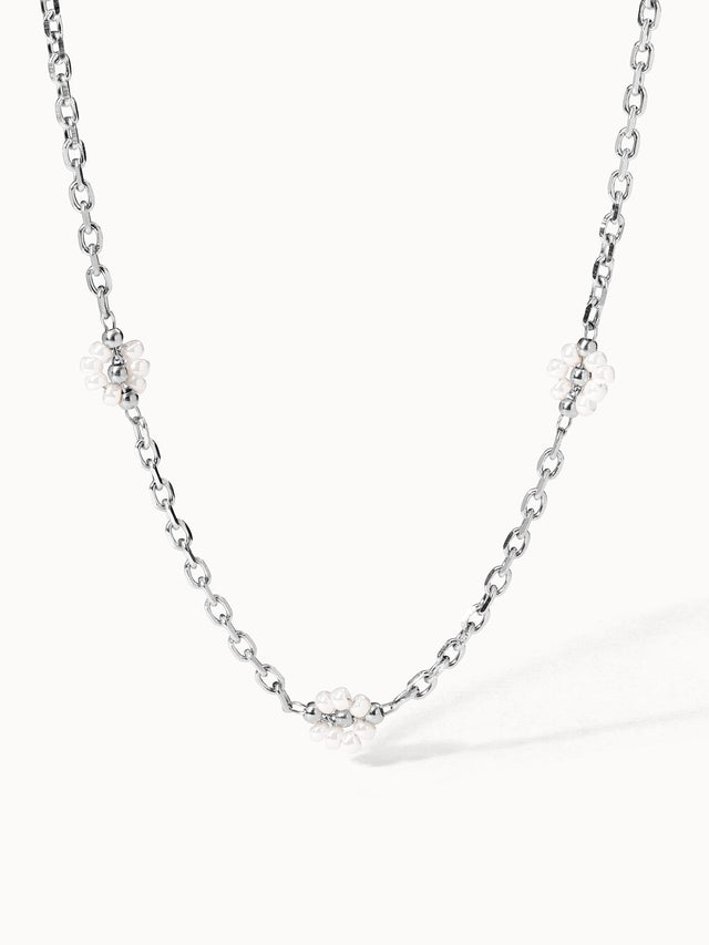 Silberne Kette mit weißen Perlen-Details von PURELEI, elegant und modern.