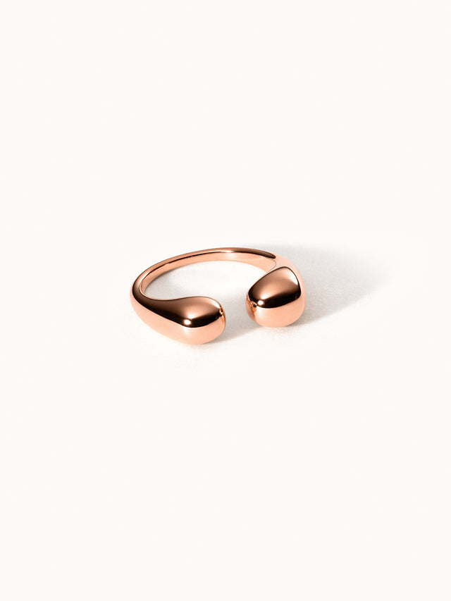 Roségoldener Ring mit geschwungenem Design von PURELEI, elegant und modern.