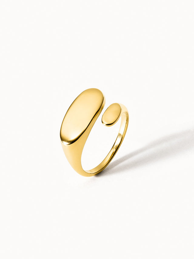 Goldener Ring mit geschwungenem Design von PURELEI, elegant und modern.