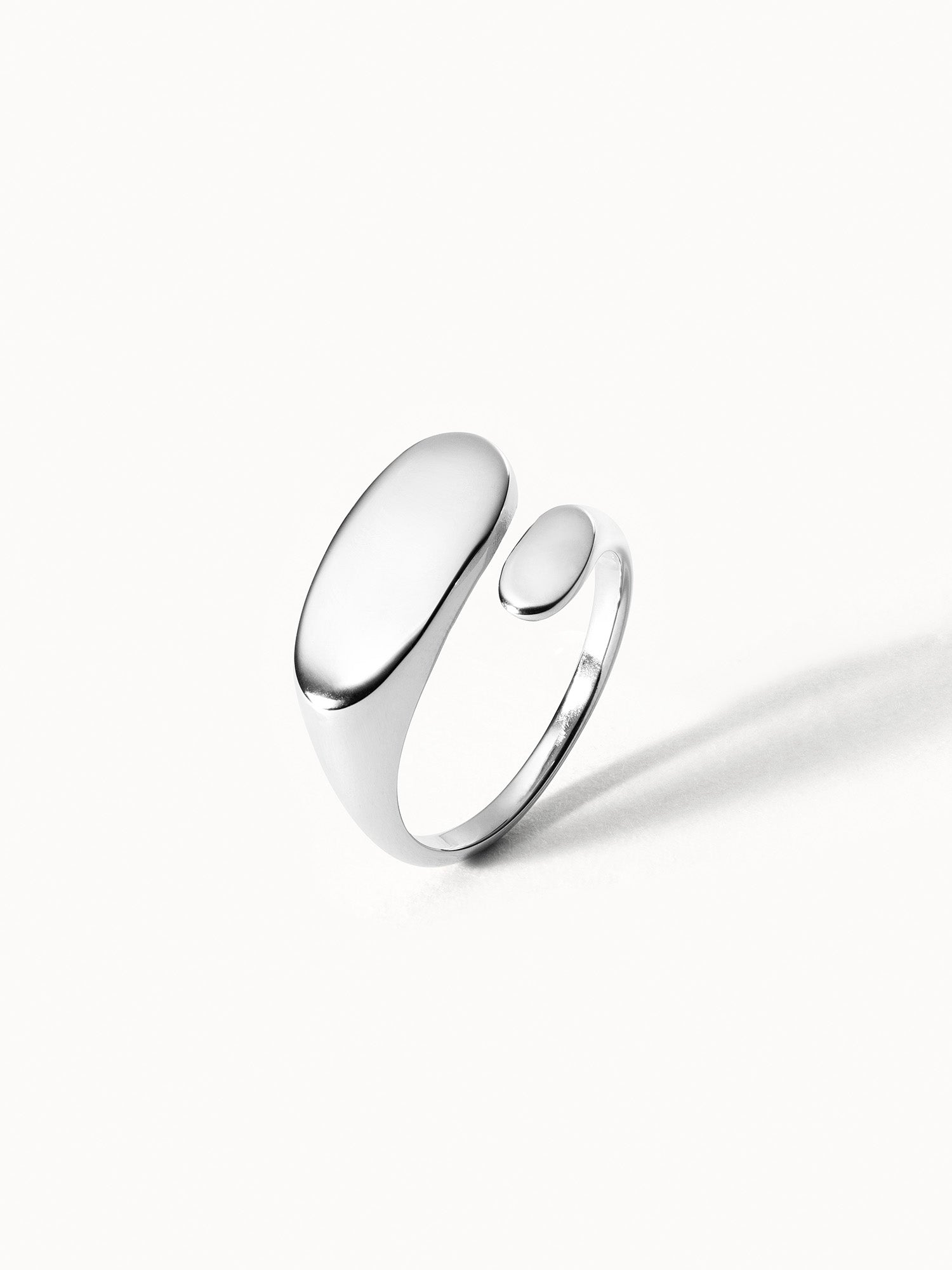 Silberner Ring mit organischem Design von PURELEI, elegant und modern.