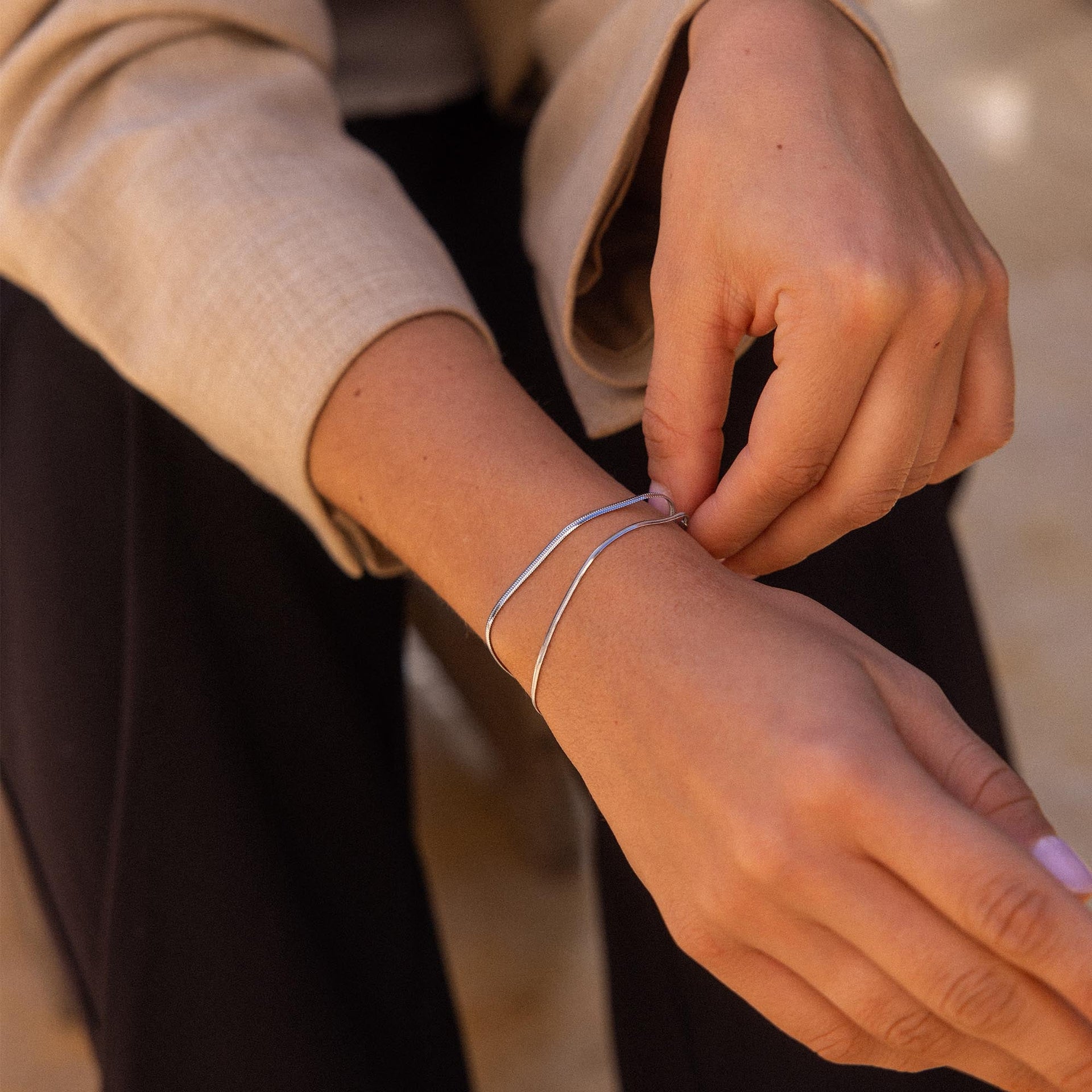 Silbernes Armband von PURELEI, elegant und minimalistisch, getragen am Handgelenk.