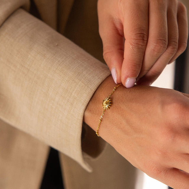 Roségoldenes Armband mit Sonnenmotiv, getragen am Handgelenk, von PURELEI.