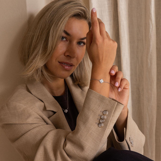 Silbernes Armband mit zartem Design, getragen von einer Frau in eleganter Kleidung, PURELEI.