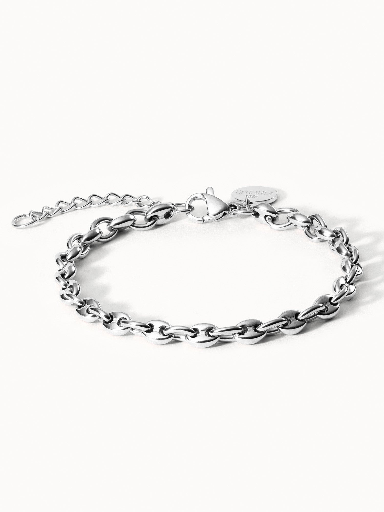 Silbernes Armband mit ovalen Gliedern, elegant und modern, von PURELEI.