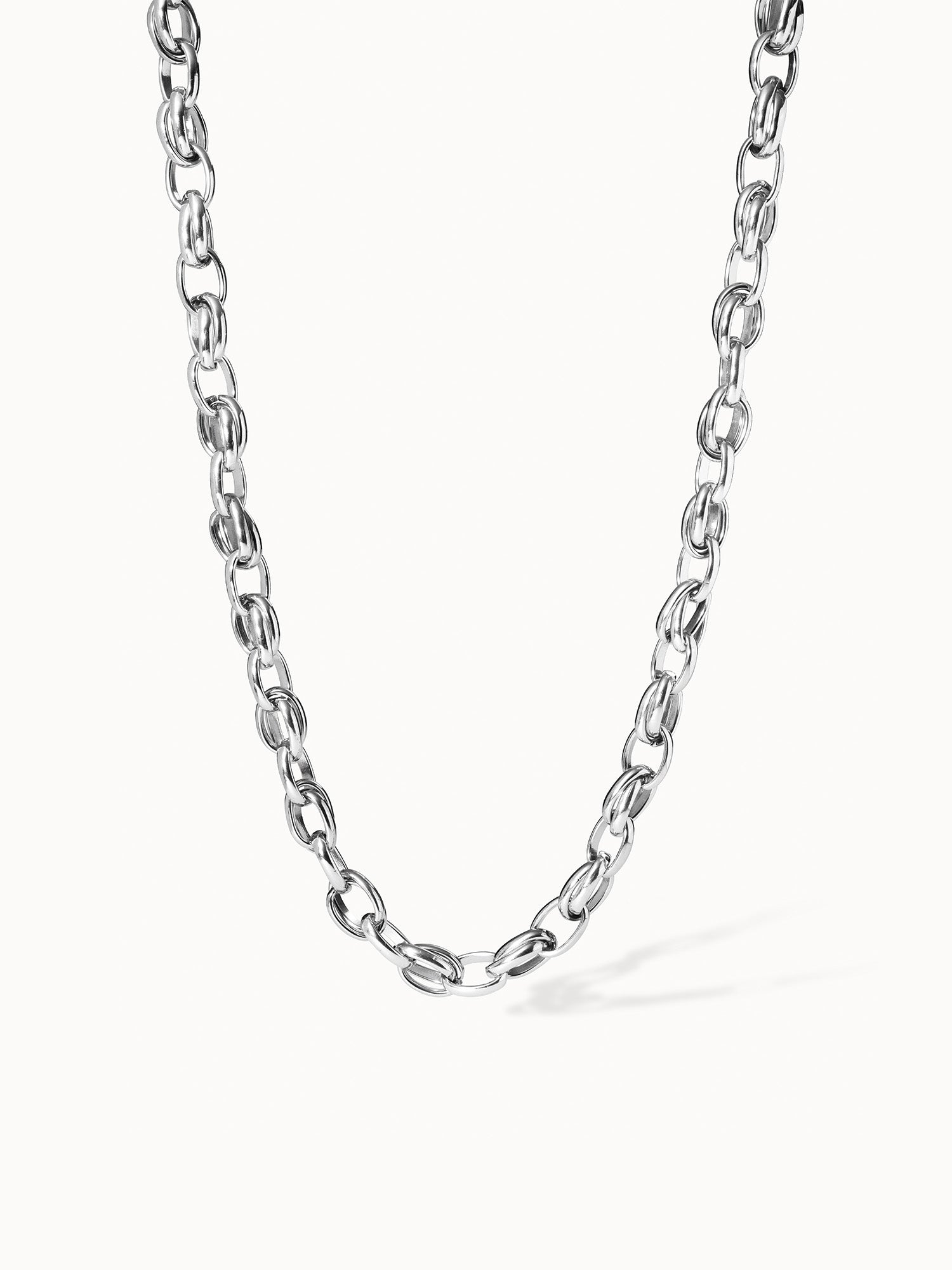 Silberne Kette mit ovalen Gliedern, elegant und modern, von PURELEI.