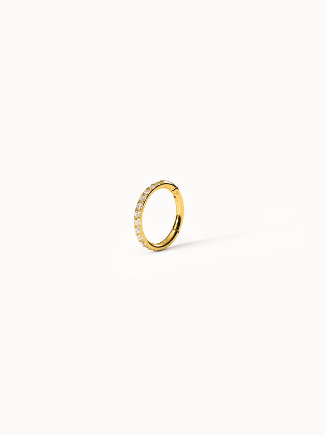 Goldener Ring mit funkelnden Steinen, elegant und zeitlos, von PURELEI.