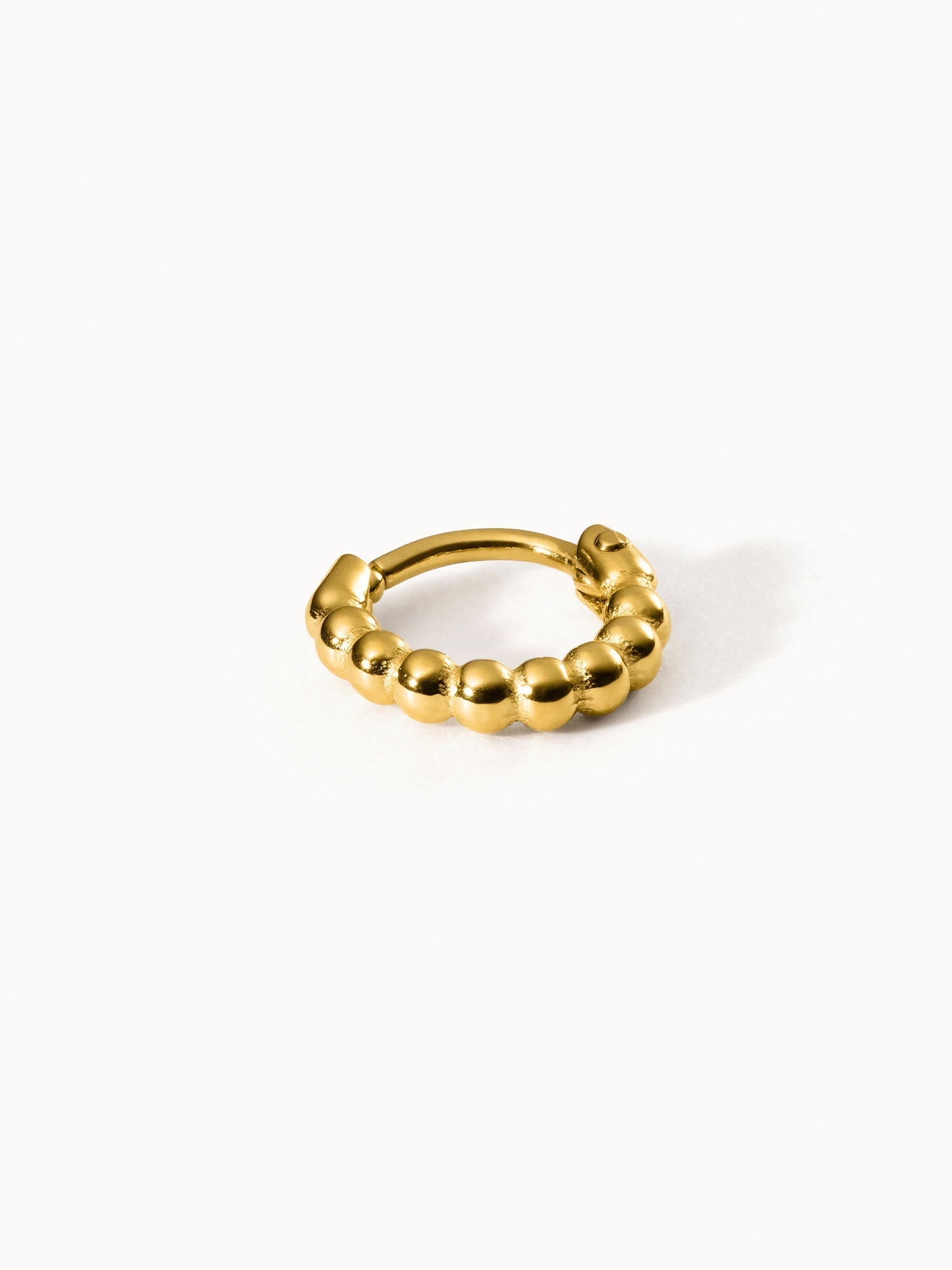 Goldene Creole mit kugelförmigem Design von PURELEI, elegant und modern.