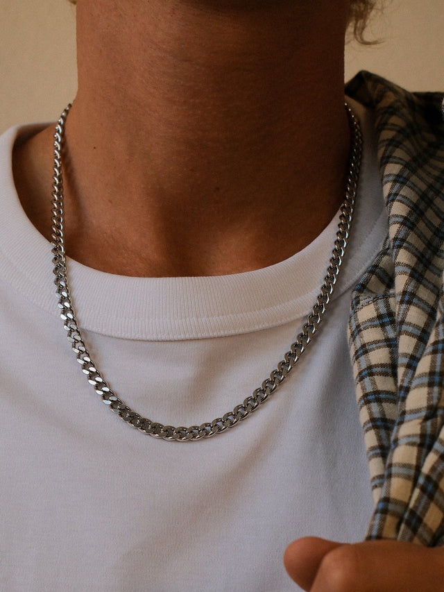 Curb Link Kette aus nickelfreiem Edelstahl in Silber, getragen zu casual Look, PURELEI zeitlos und elegant.