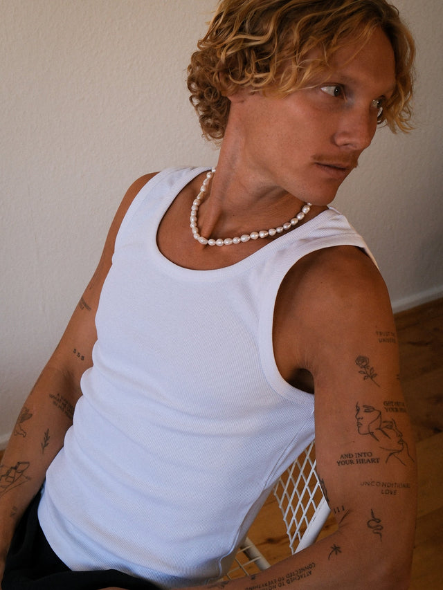 PURELEI Ivory Pearl Kette mit unregelmäßigen Keshiperlen, 18K Gold Edelstahl, getragen zu schlichtem weißem Top, elegant und natürlich